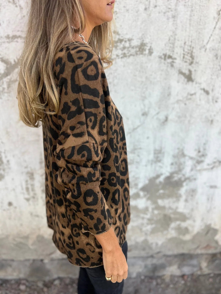 Swantje – Bluse mit Rundhalsausschnitt und Leopardenmuster