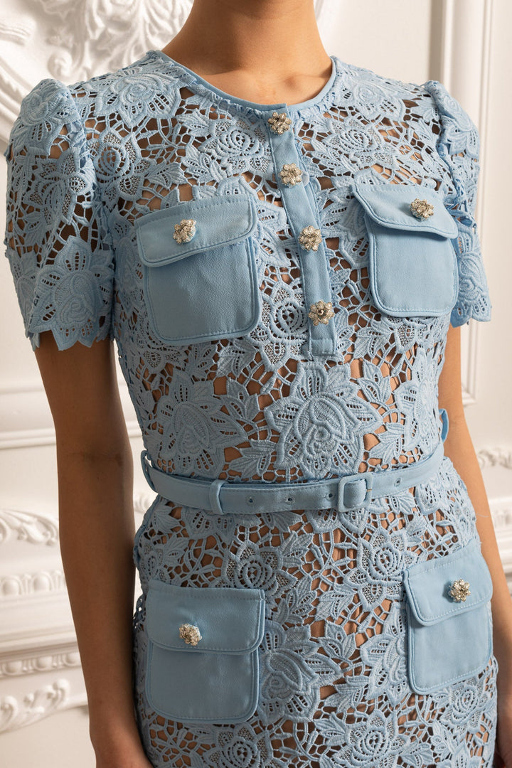 Narella - Kurzes Ärmeldes Kleid mit Stickerei und Blumenmuster