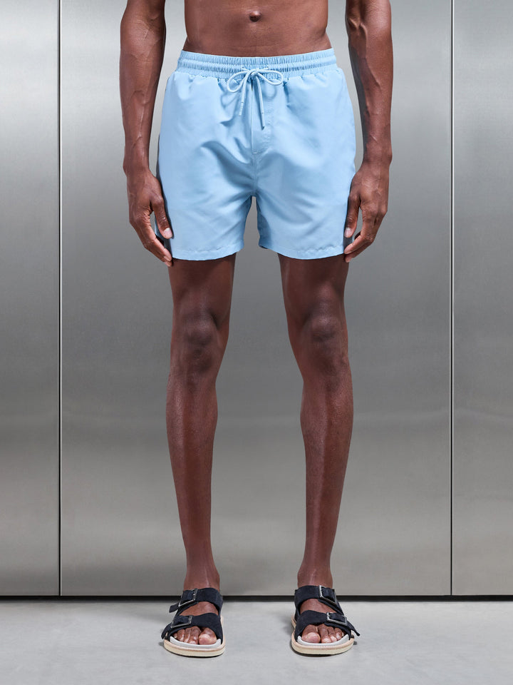 Essentielle Badeshorts mit Kordelzug in Sanftem Blau