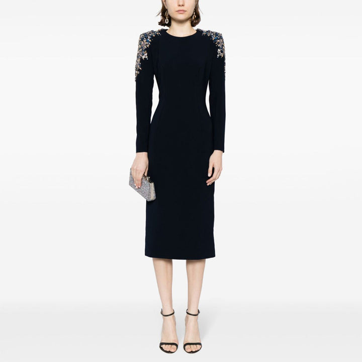 Glitzerndes, mit Kristallen verziertes,  Schulter-Midikleid